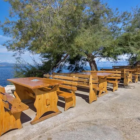 Guest house Triple Uvala Pokrivenik 2069l 3*